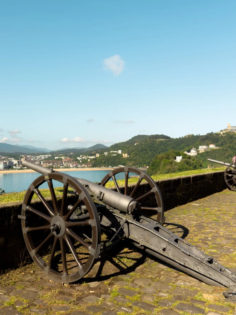 canon dans les hauteur de Saint Sébastien