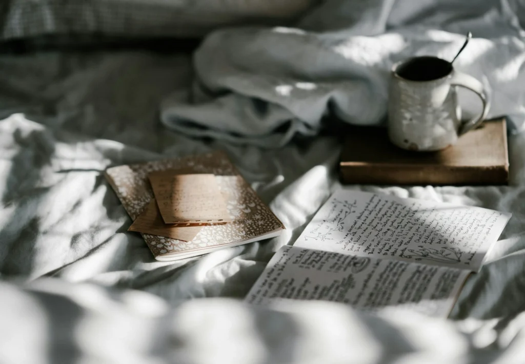carnet et tasse sur un lit