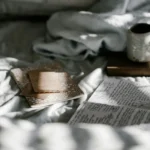 carnet et tasse sur un lit