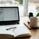 carnet tasse et ordinateur sur un bureau