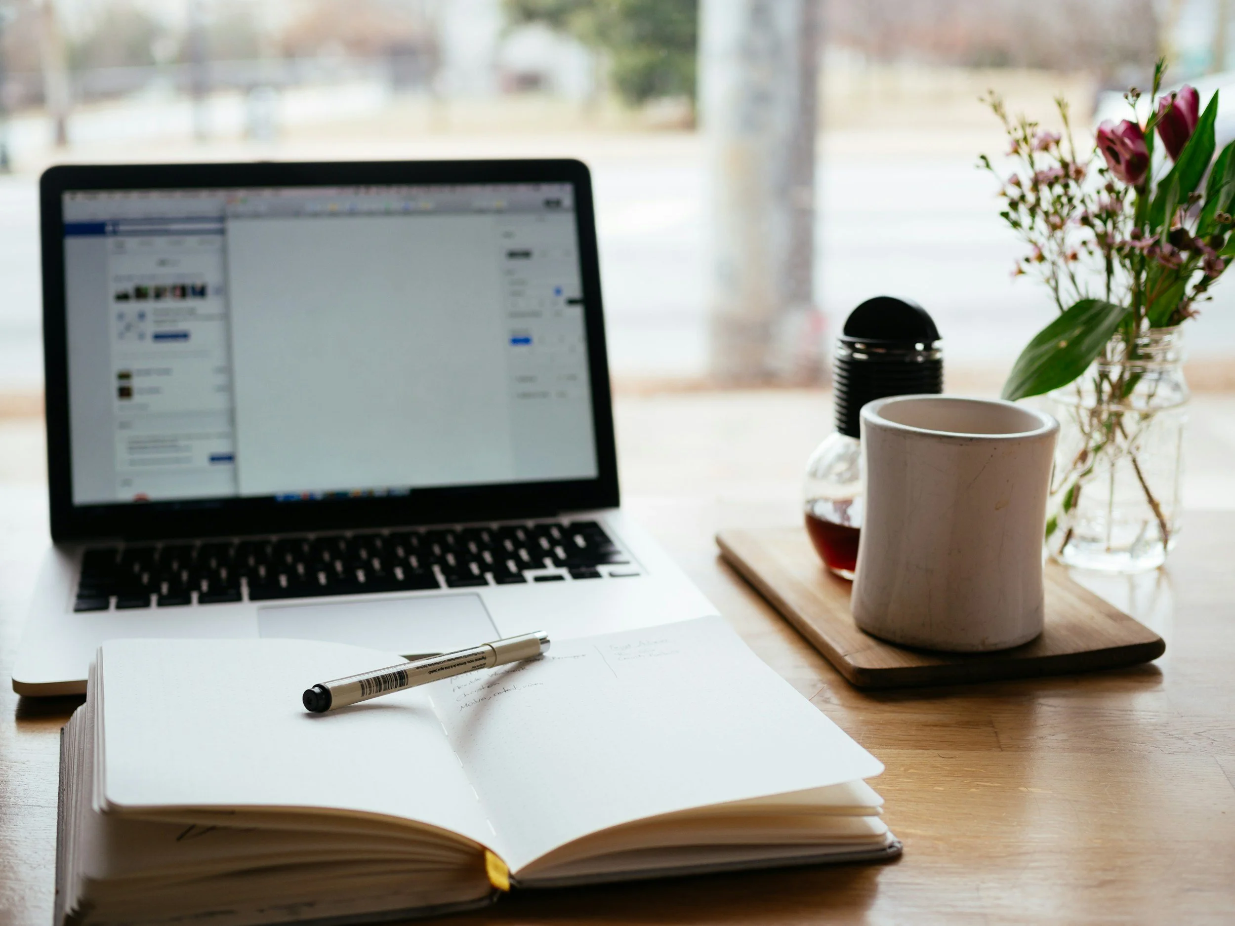 carnet tasse et ordinateur sur un bureau