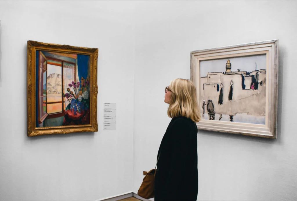 femme qui regarde des tableaux dans un musée pendant son solo date