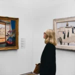 femme qui regarde des tableaux dans un musée pendant son solo date