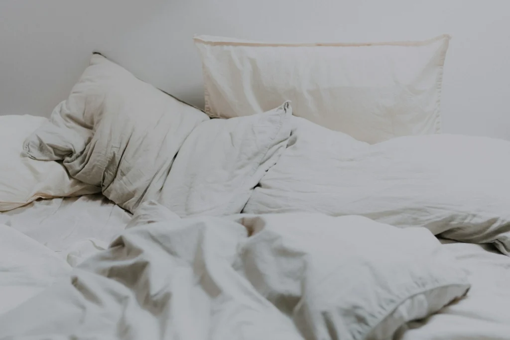draps froissé dans un lit