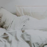 draps froissé dans un lit