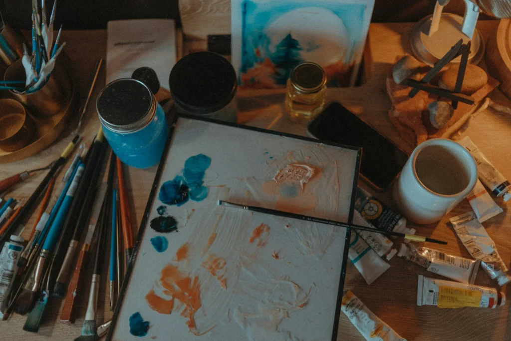 matériel créatif sur un bureau en bazard
