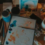 matériel créatif sur un bureau en bazard
