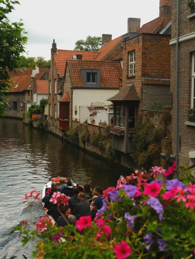 canal avec fleurs au premier plan
