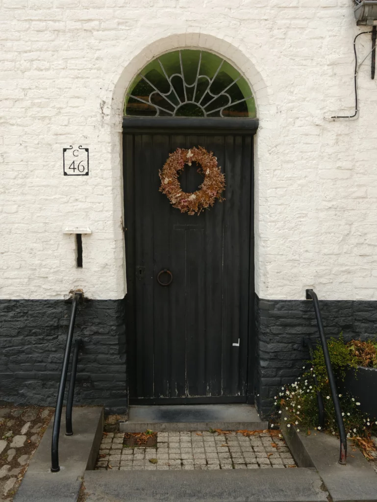 porte décorée dans le quartier du béguinage