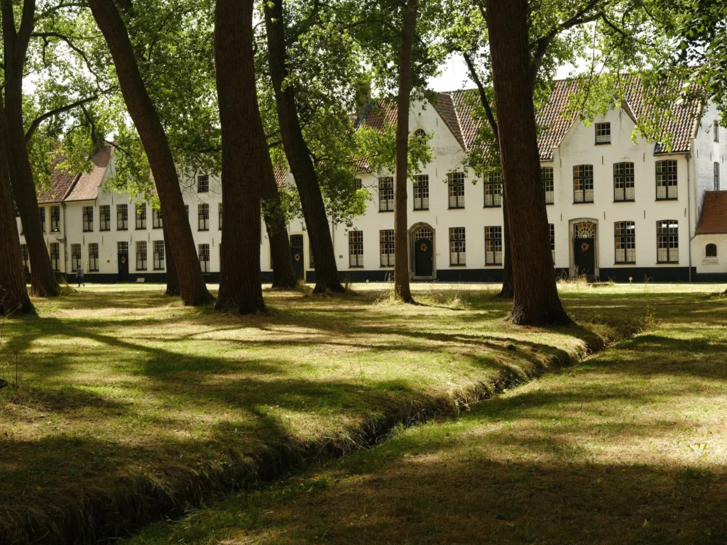 vu d'ensemble sur le béguinage de Bruges