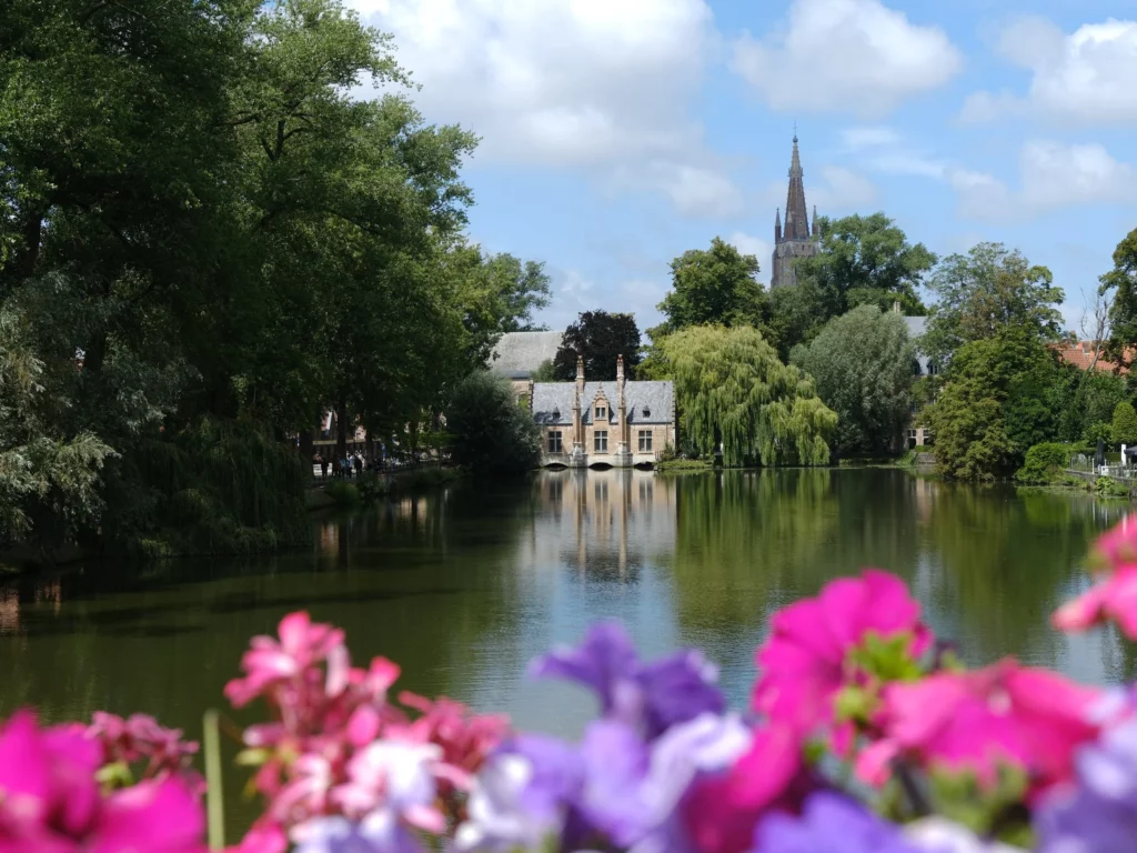 vue sur le lac d'amour a Bruges