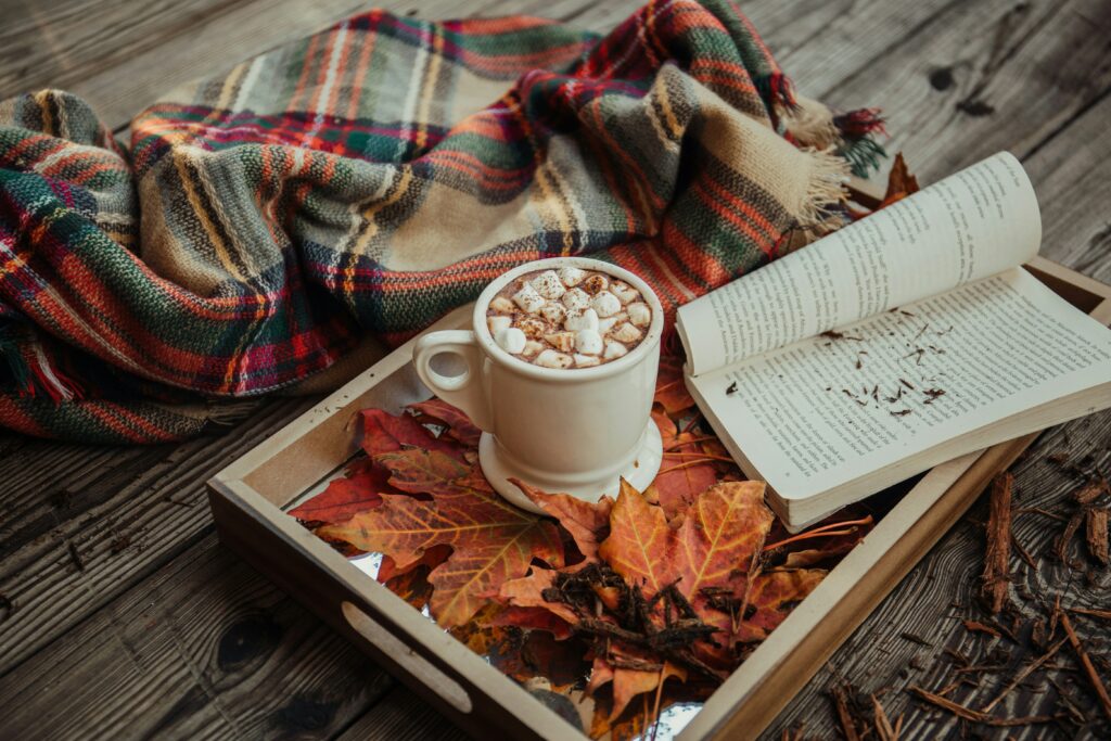 plateau avec feuilles d'automne et boisson chaude