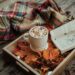 plateau avec feuilles d'automne et boisson chaude