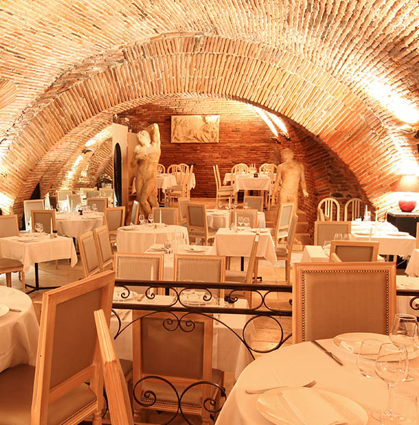 salle du restaurant avec les voutes au plafond