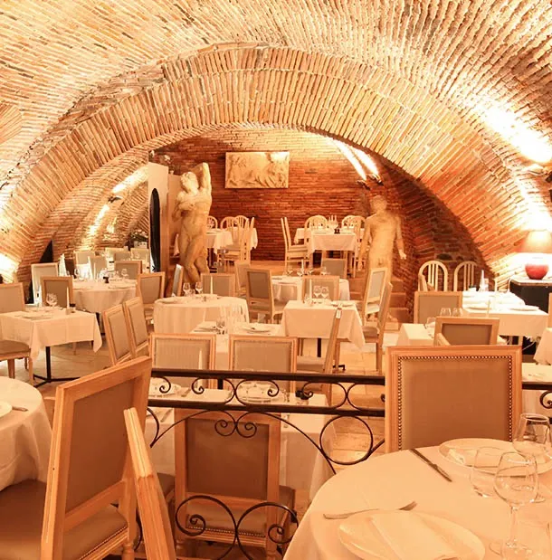 salle du restaurant avec les voutes au plafond