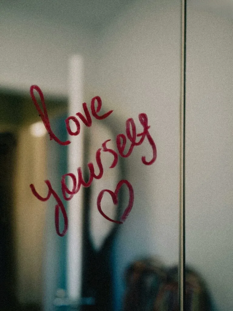 miroir avec écrit self love