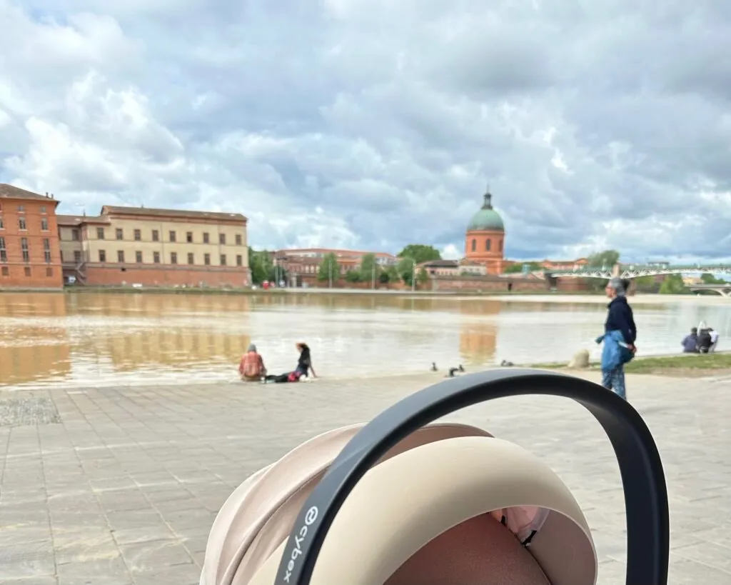 poussette devant la Garonne
