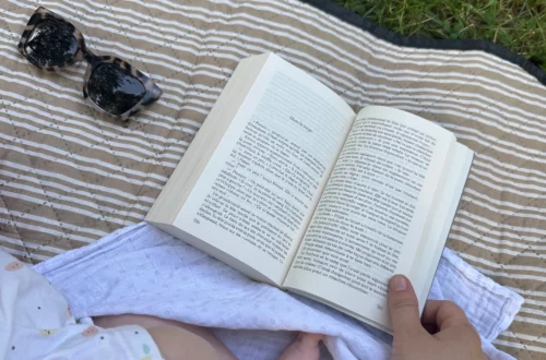 livre ouvert sur une couverture posée dansl' herbe