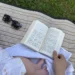 livre ouvert sur une couverture posée dansl' herbe
