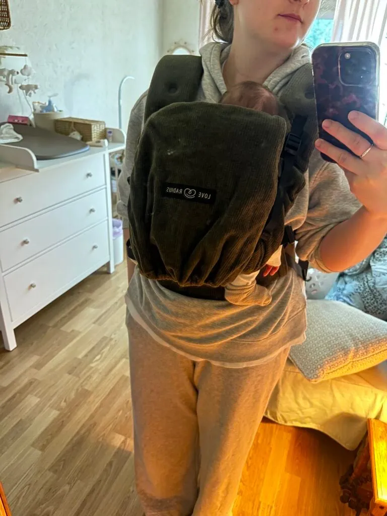 maman en post-partum avec bébé en portage